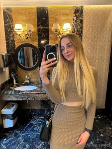 I love this background does it go well with my outfit