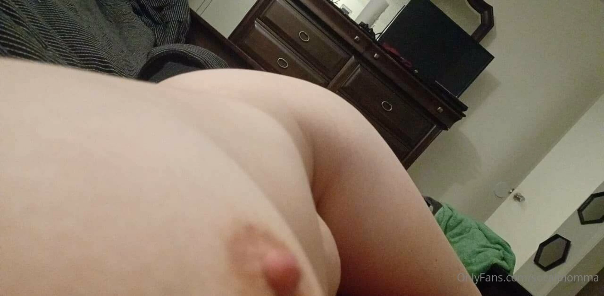 When the baby sleeps in i take nudes for you daddy 