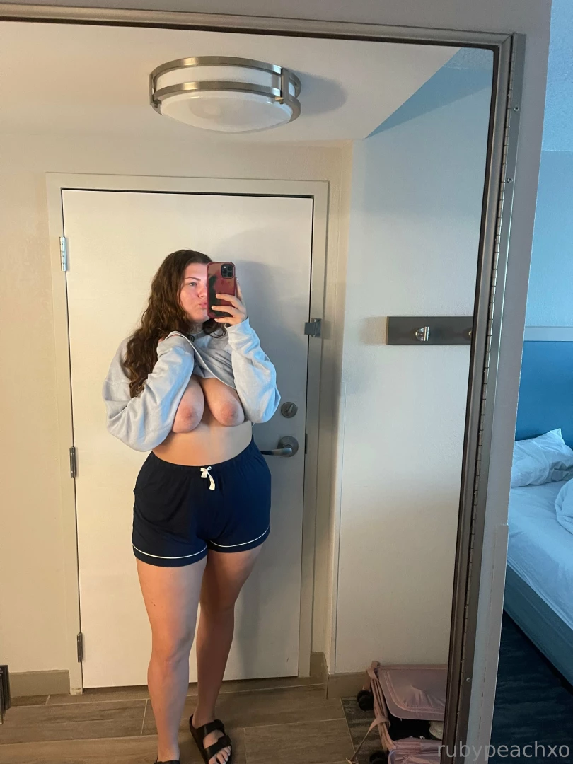 rubypeachxo - Hotel boobies while my friends were alll in the room hehe 