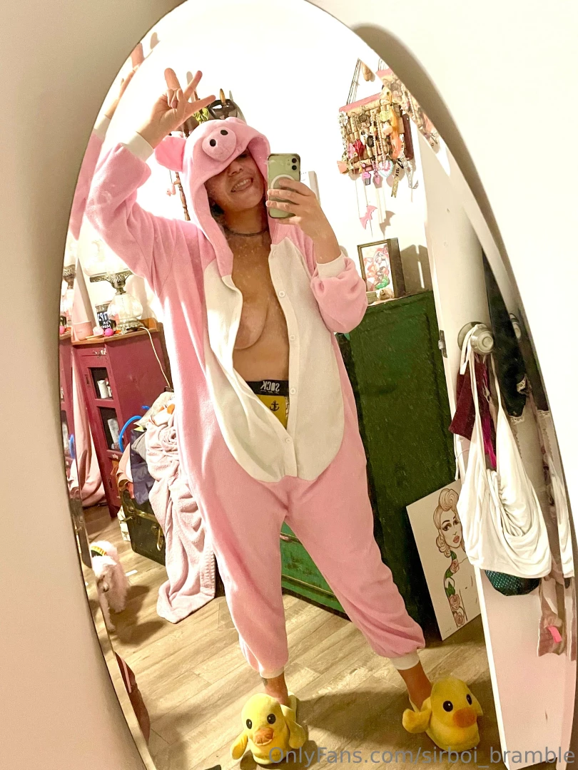 Oink oink i m a cute piggy in need of some breeding 