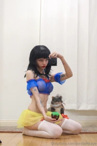 Snow white sent a naughty surprise in ur dms don t u want to see it lt