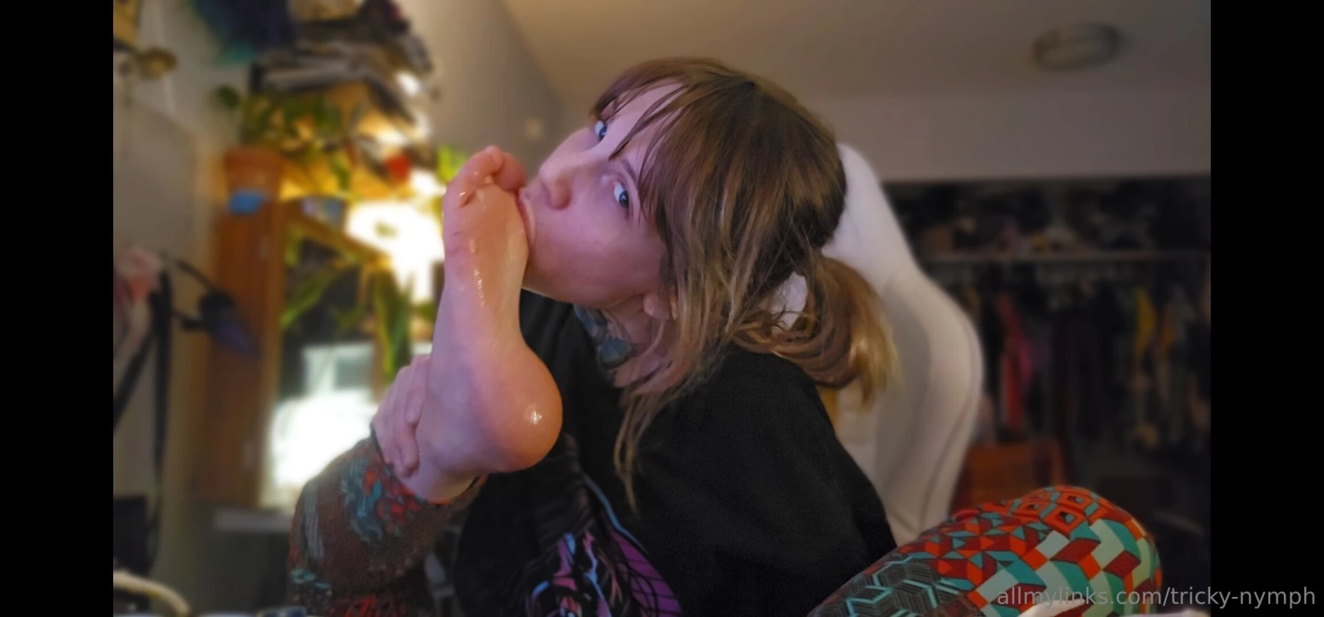 Messy feet licking smoking half off for vip fans on tricky_nymph 