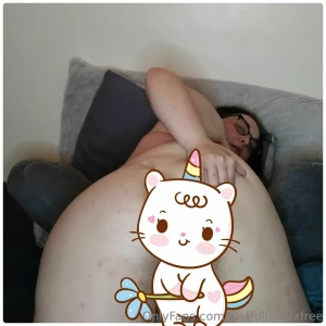 Come see the plug in my ass and the grip my fat pussy has on this