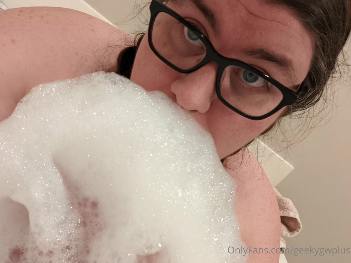 Bubble bath time i really wanna cum does anyone wanna make me cum i 