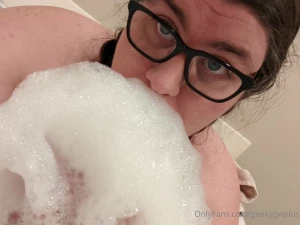 Bubble bath time i really wanna cum does anyone wanna make me cum i