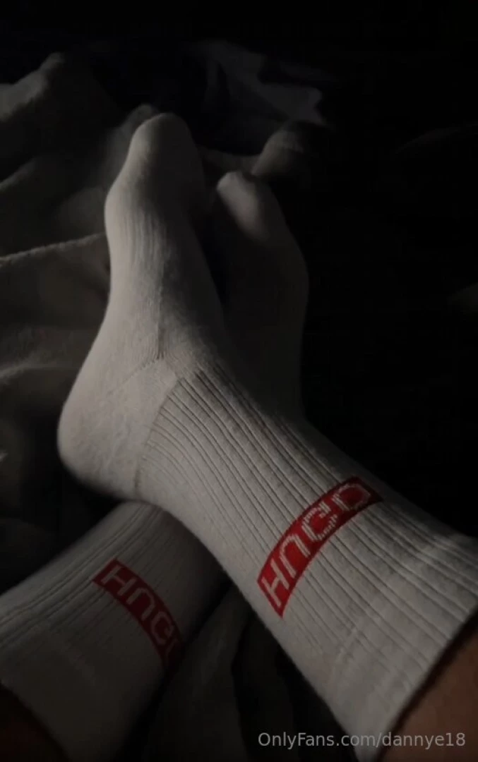 To all my feet lovers enjoy every feet pics i snapped 