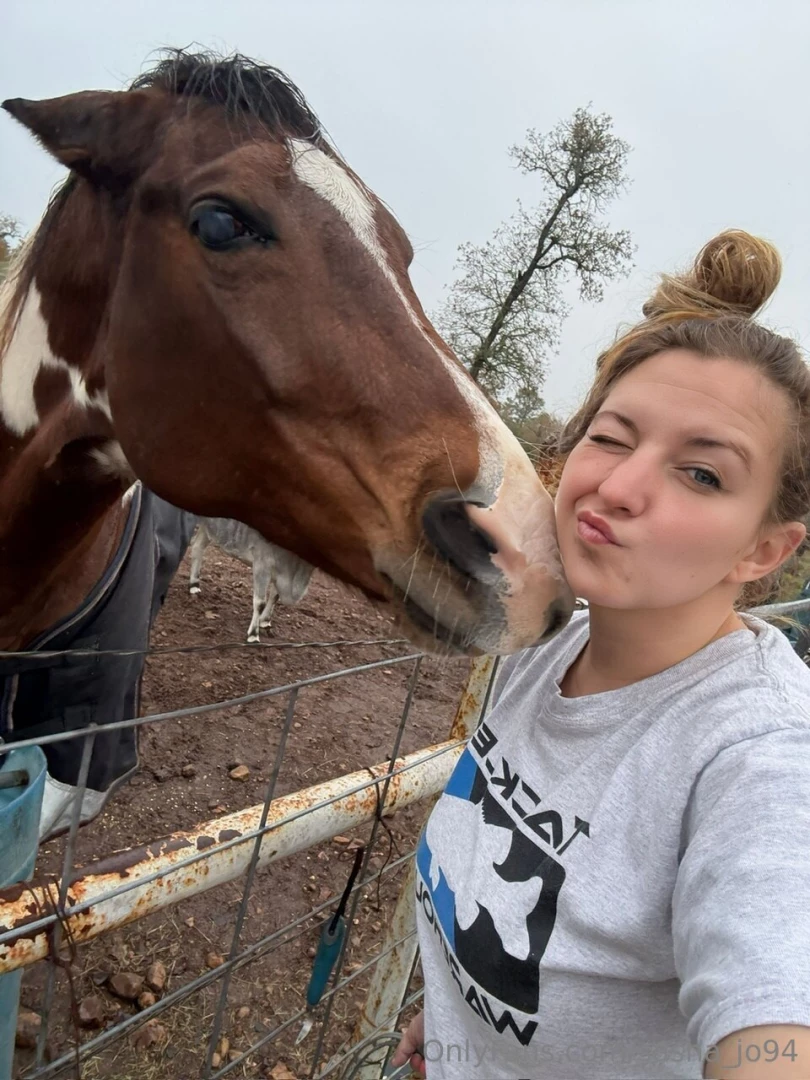 My mare is such a bitch but she loves kisses 