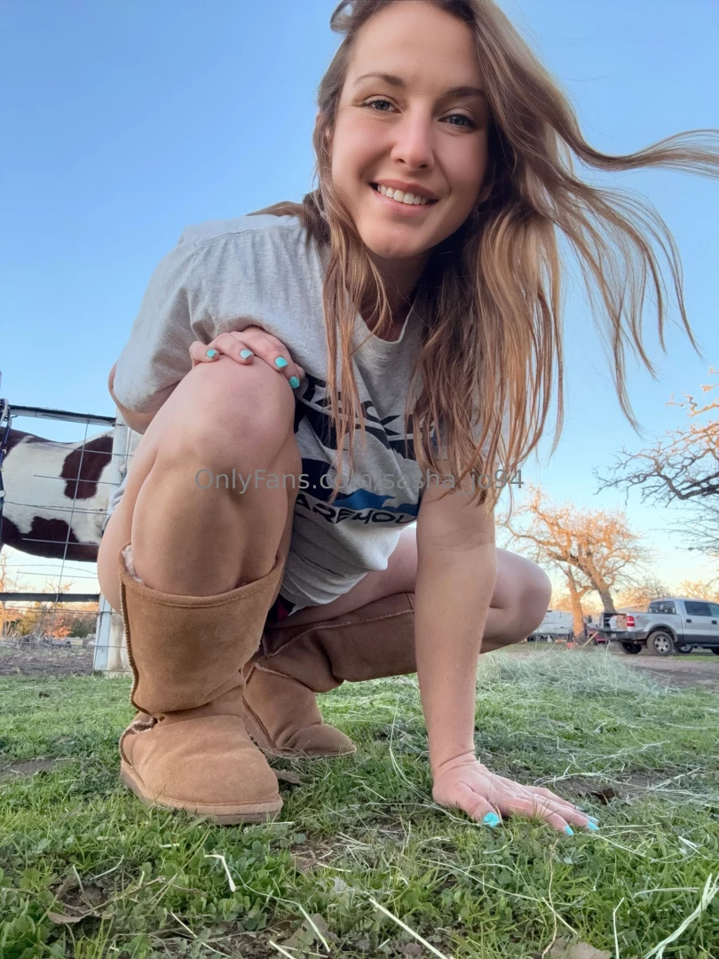 The best way to feed my horses is with my titties out for all the see 