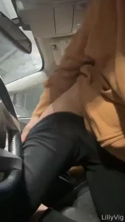 Fulling up a 16oz container with my warm yellow pisssss fyp milf pussy 