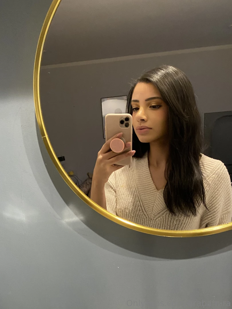 You know who s the prettiest no need to ask the mirror 