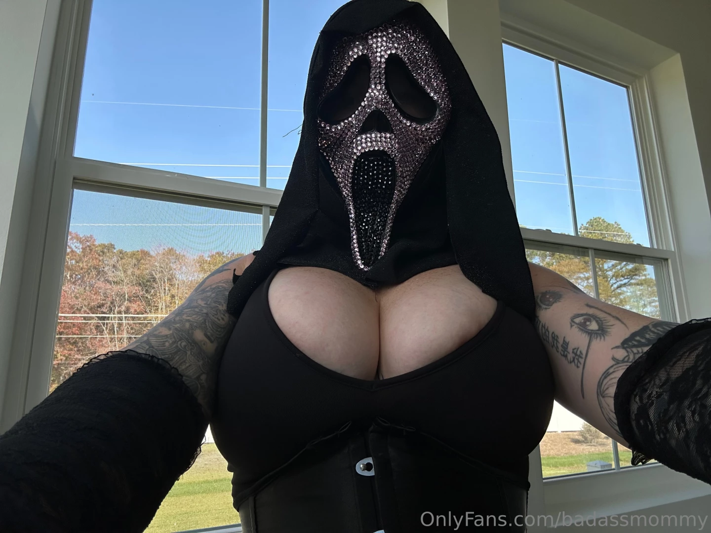 I know you wanna see these ghostface titties bounce out of this sexy 