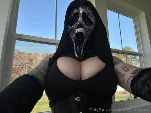 I know you wanna see these ghostface titties bounce out of this sexy