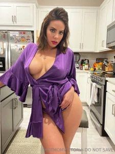 Tell mami what you re hungry for