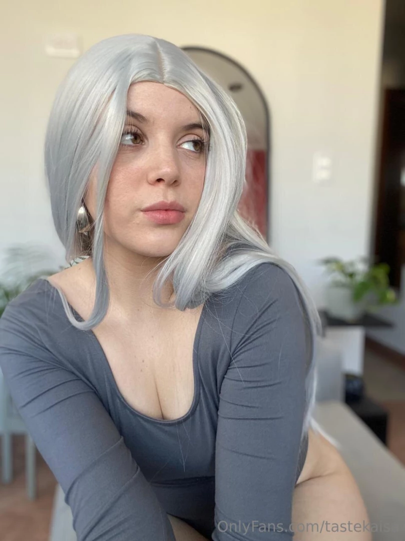 This color suits me well right everything suits me actually 