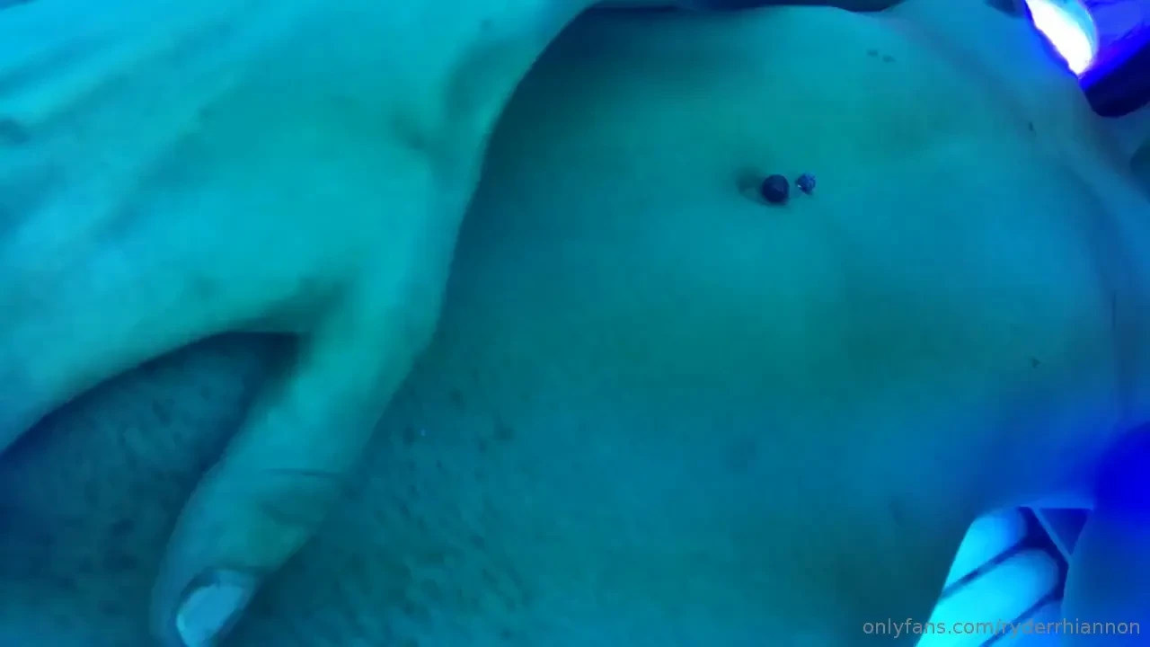 Getting my self all warmed up on the sun beds publicmasturbation 