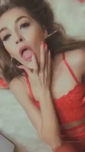 Feeling my self here do you think i m pretty