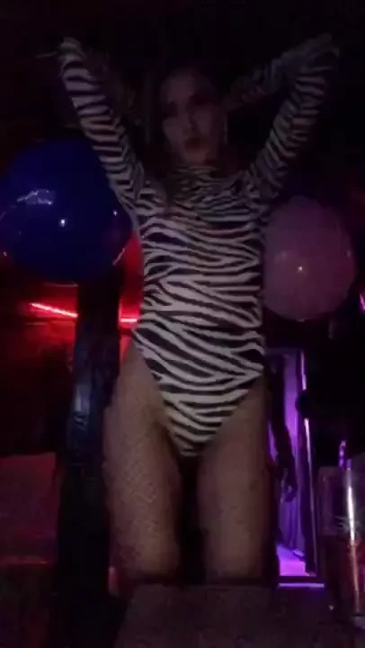 Dancing in the club nye 