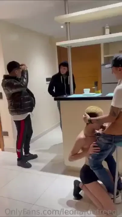 Fuimos a hacer las compras y dejamos a nuestros tres amigos en el 