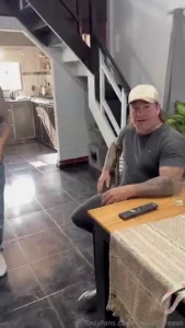 Le entrego el culo a mi tio para que me ense a a manejar i give my ass