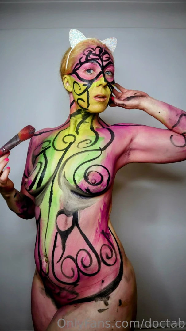 Oh damn redhottango got her hands on my body paints and gave herself a part 1 