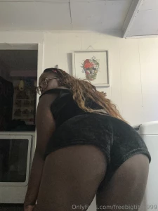 Eat it from the back while i twerk on your face