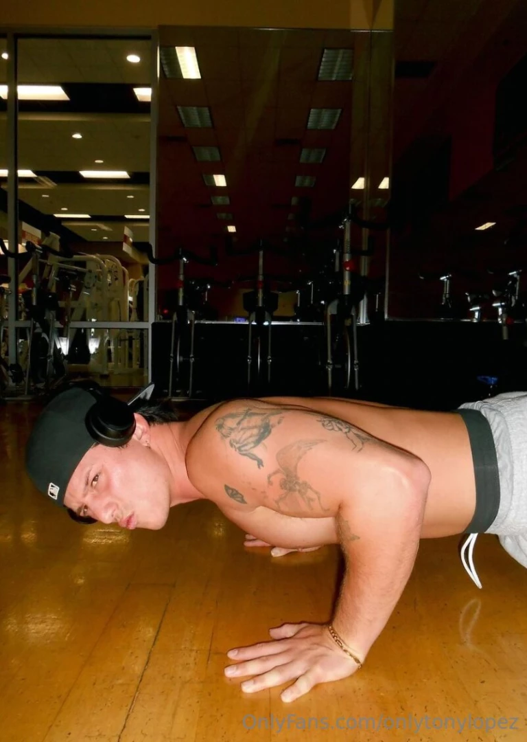 Getting my pump on and my cock hyped for tonight cause i plan on going 