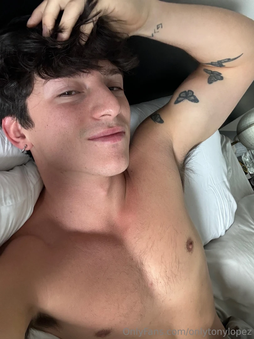 Just chilling in bed with my massive morning wood 