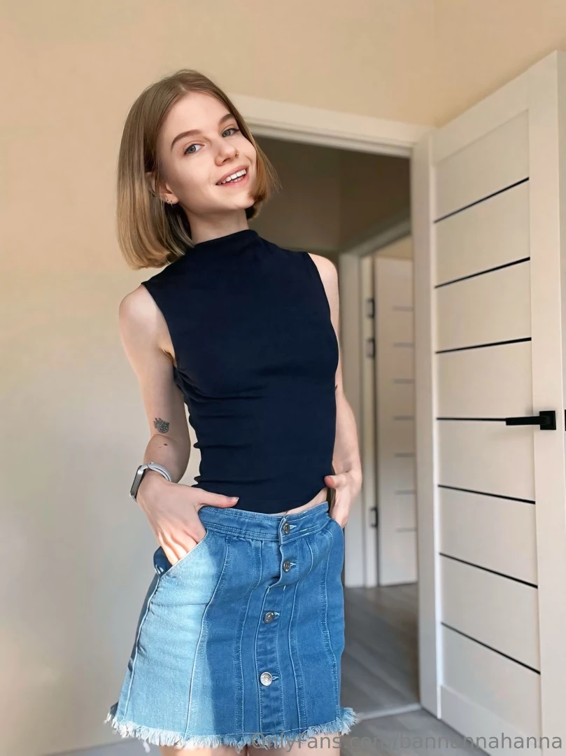 Do i look like the kind of girl who loves to keep secrets or share 