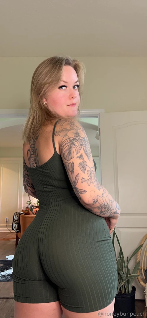Wanna wrestle honeybunpeach 