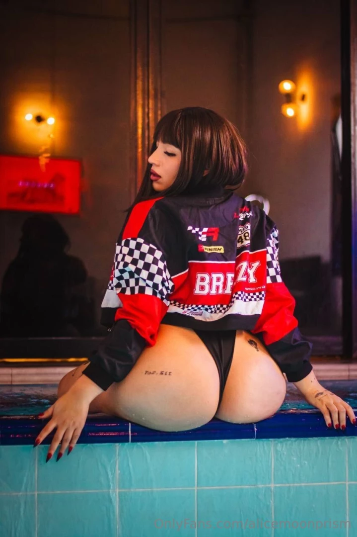 Lolaquinnxx this sluty whore will step on your face with her huge ass 