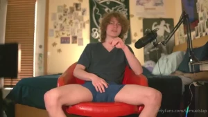 Hi again in this video i sensually jerk off and cum for you with