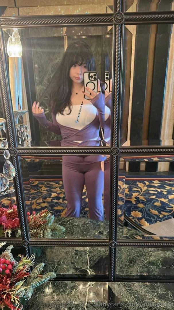 Mirrors love to see me coming lol 