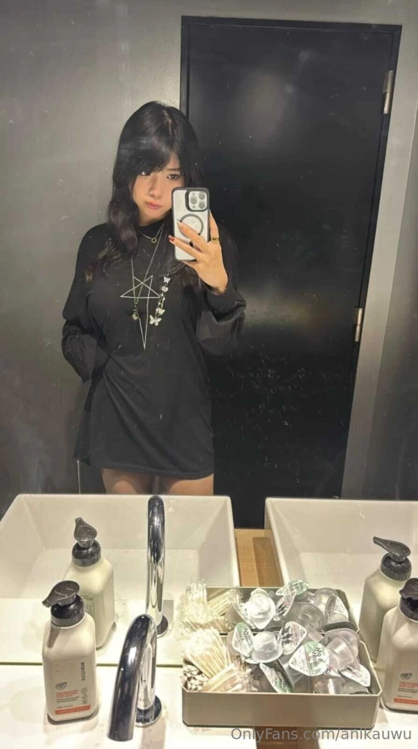 Can t walk past a mirror without snapping a pic for u lt 3 