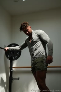 I bet i can lift you with one arm only