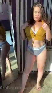 This light makes me look so gorgeous i can t help but show my beauty