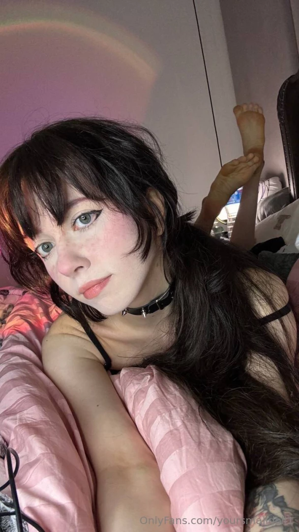 If you stay in the same room with that e girl 3 your actions 