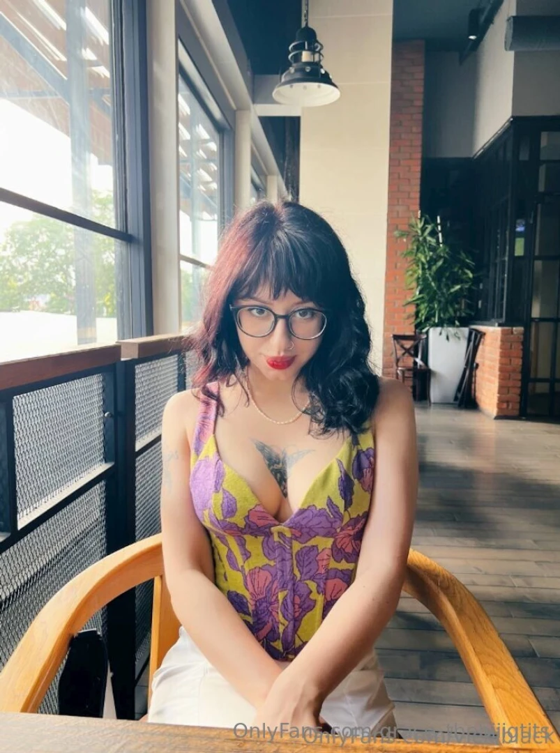 She s hot wild and actually replies real talk real pics real fun free part 1 