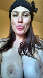 Who is ready to play with mommy dm me lets chat