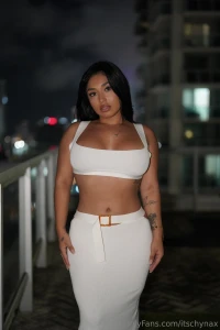 Live right now i m about to start playing w my pussy so hurry