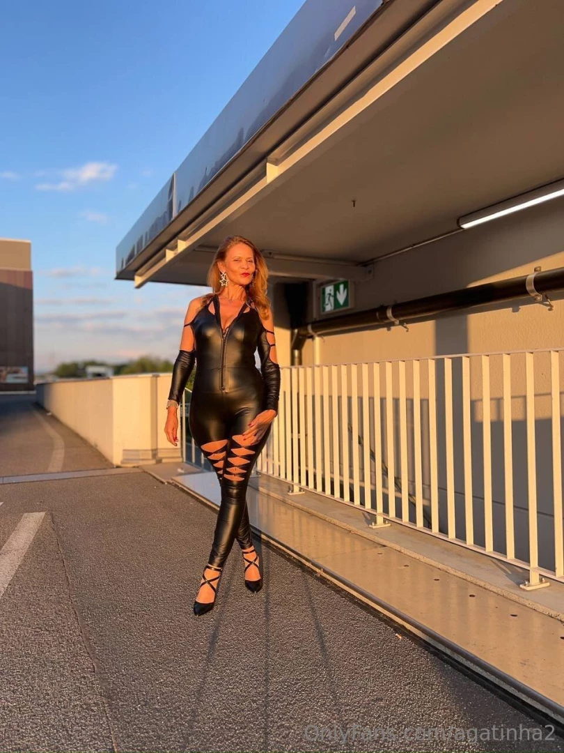 Blowing you a kiss happy sunday 