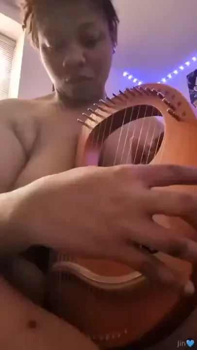 Playing my lyre harp for you thank you guys so much for investing in 