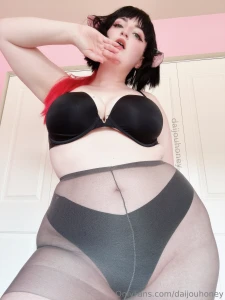 It s hot outside catch me naked inside all day