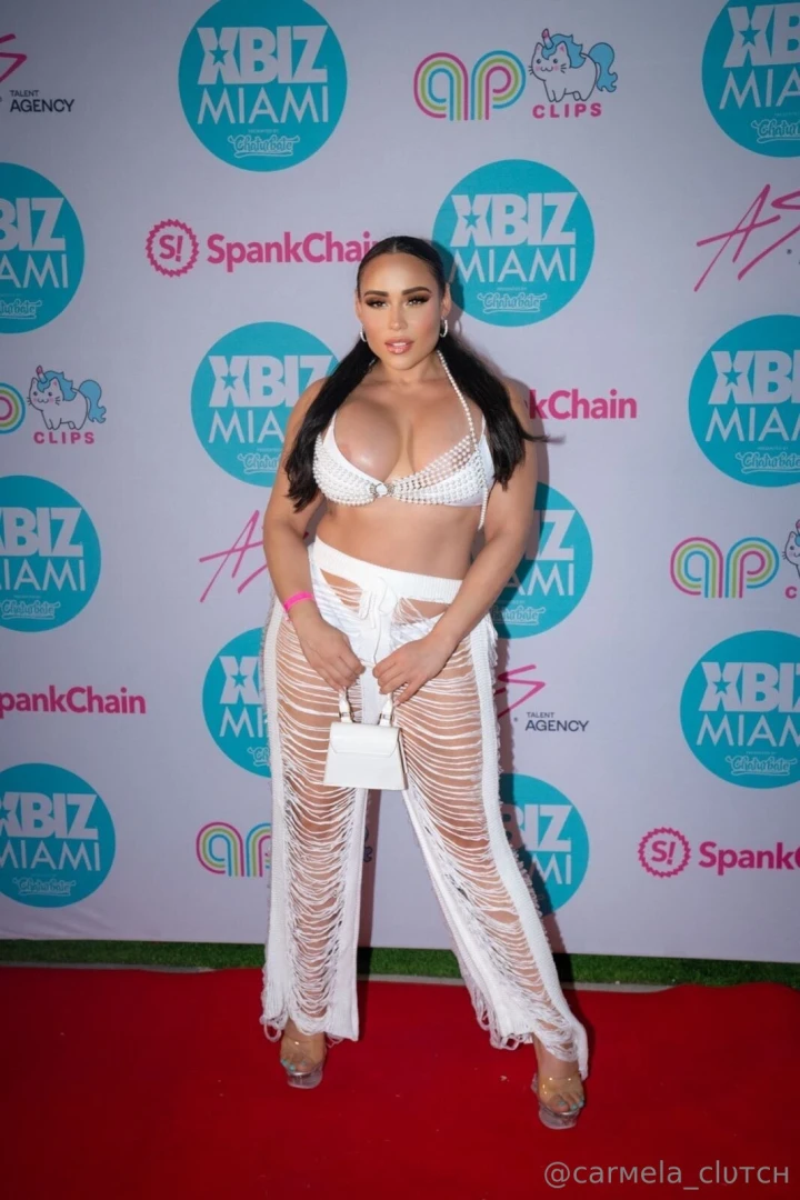 Would you take me out to see the xxxmas lights like this babe 