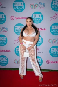 Would you take me out to see the xxxmas lights like this babe