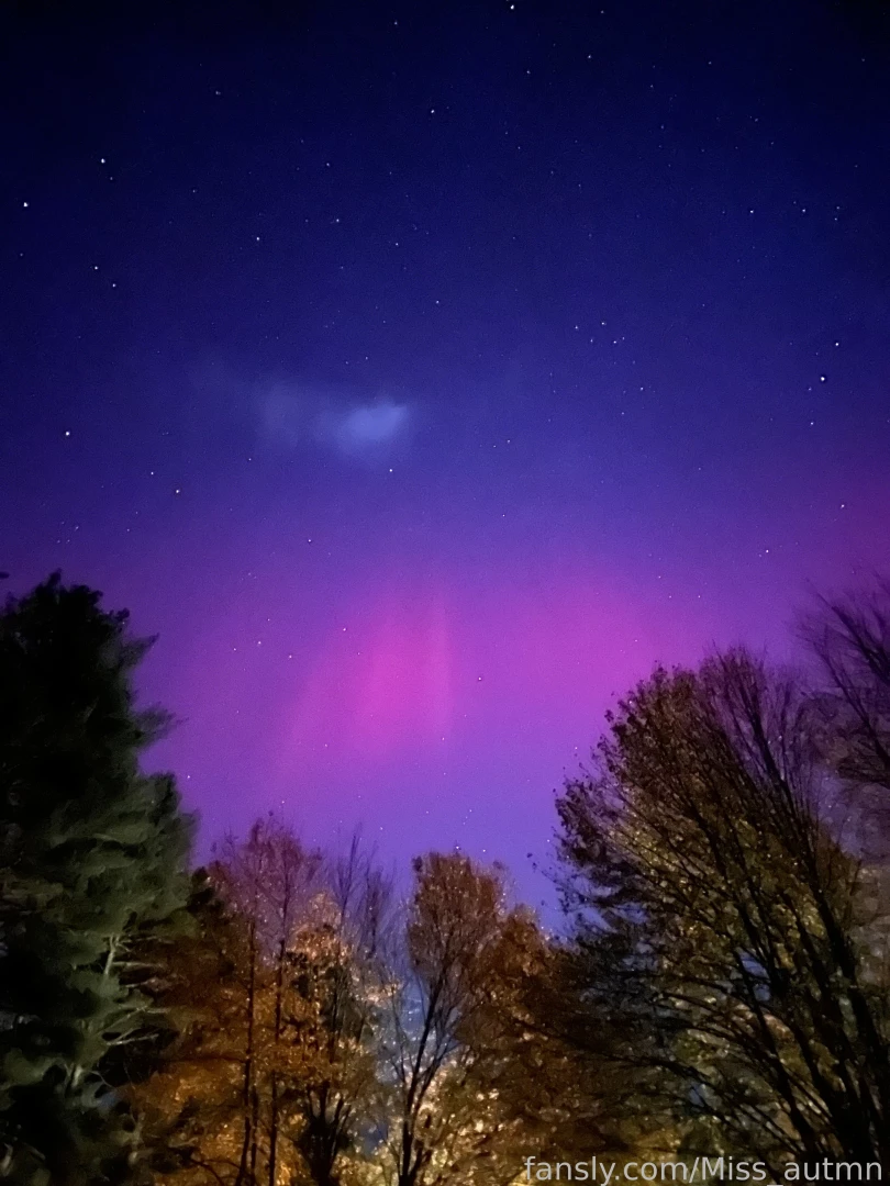 Look at how pretty the sky is tonight also a new video is dropping 