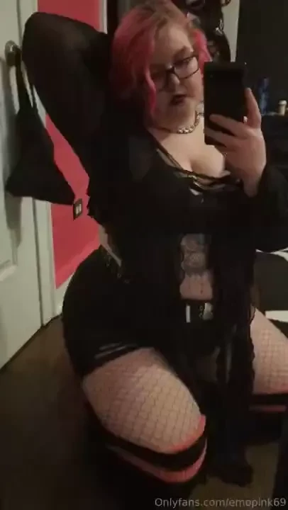 I love getting tipsy as hell and fucking myself in the mirror 