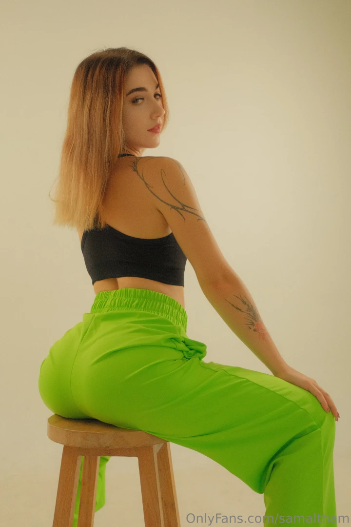 In these neon pants my ass looks like an invitation to sinful thoughts 