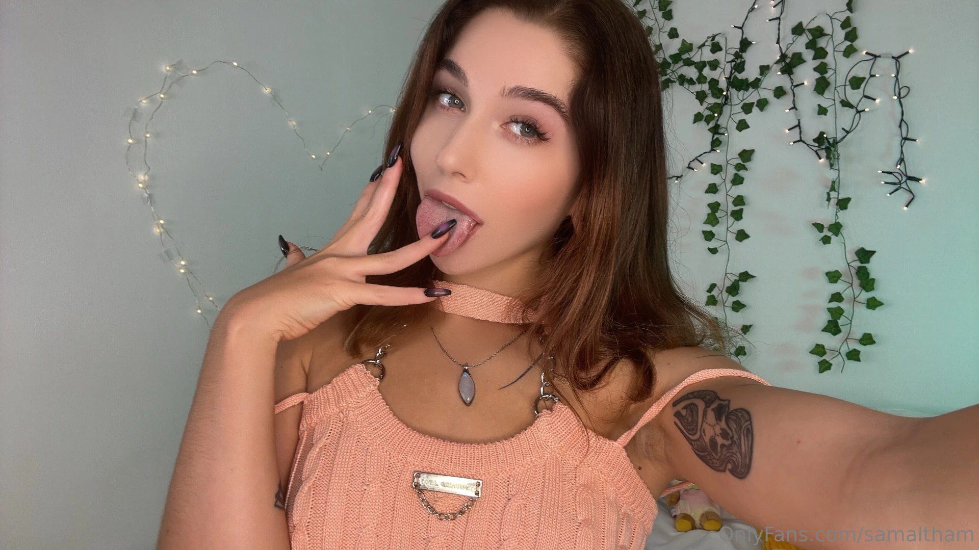 Oh do you think it tastes good to lick my fingers right now after 