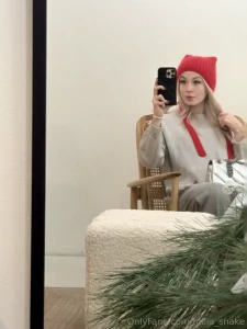 My mom gave me that hat that s really cute right what s your last gift