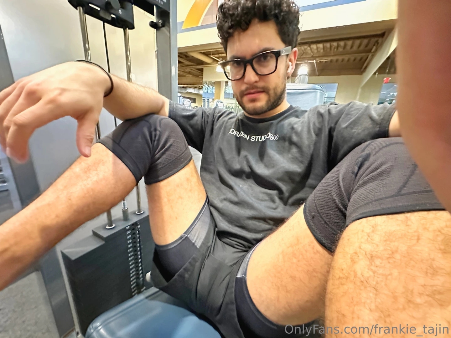 I hate how it looks like i have a coochie when doing legs 